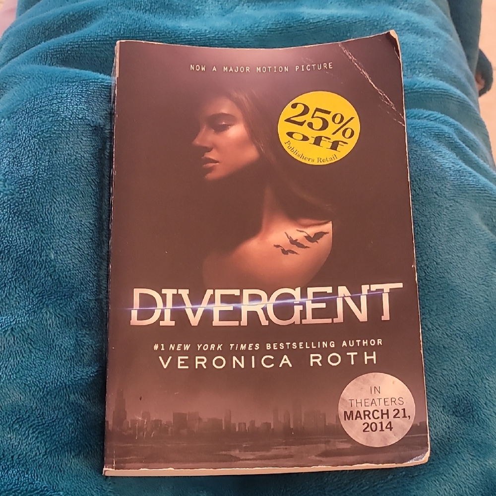 5/$25 Divergent Book by Veronica Roth - Shailene Woodley Cover Edition
